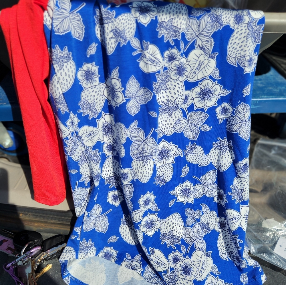 NWT LuLaRoe Randy Strawberry Top - Picture 3 of 4